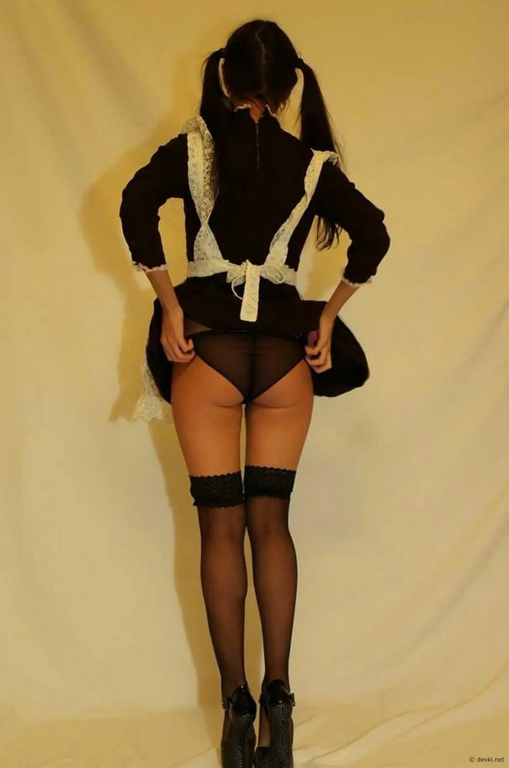 Seductive Romanova Spreads Legs in Explicit Amateur Photo