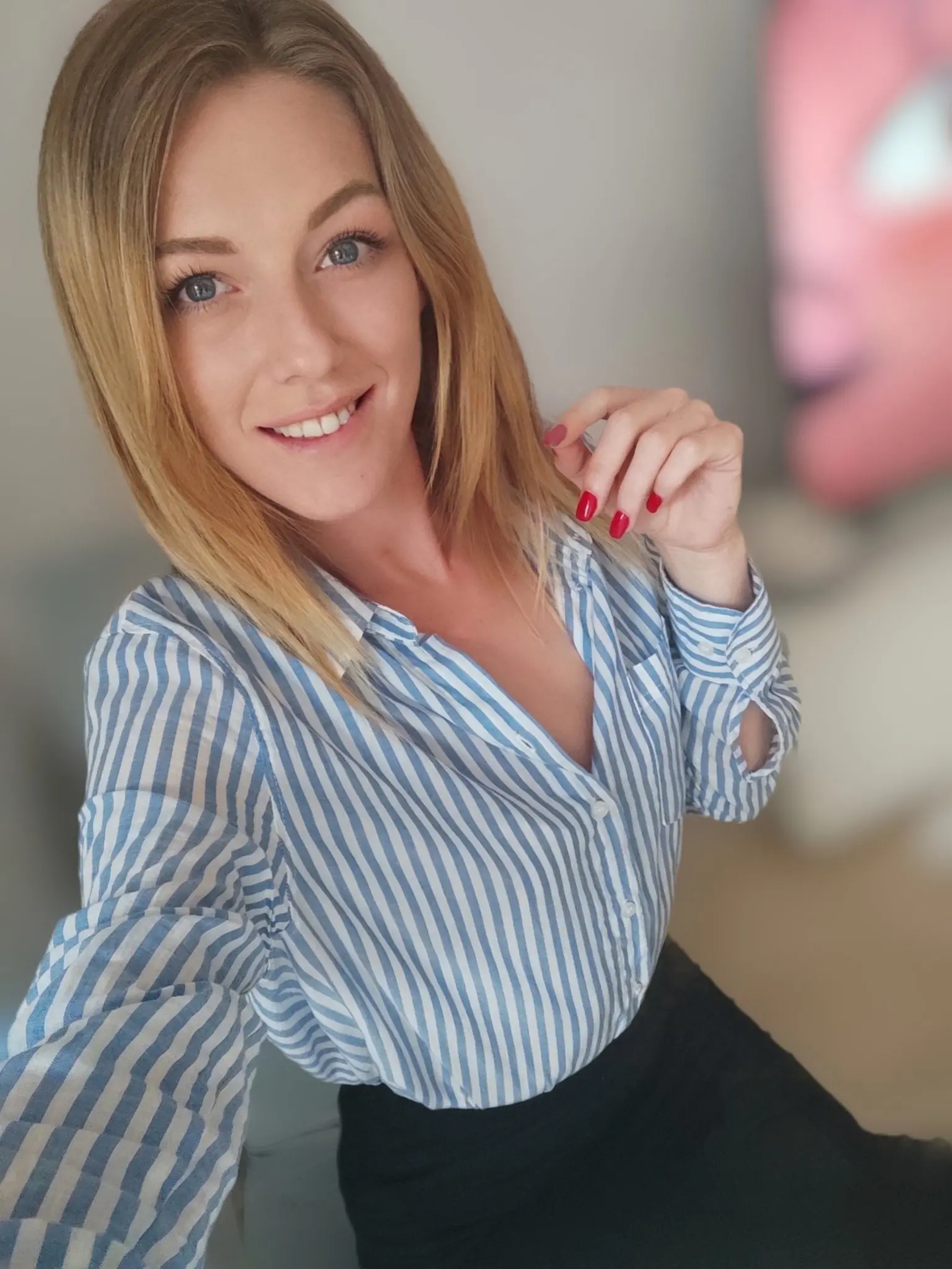 Mature Blonde Maintains Form in Hot Nude Photos - Explicit Sexy Shots