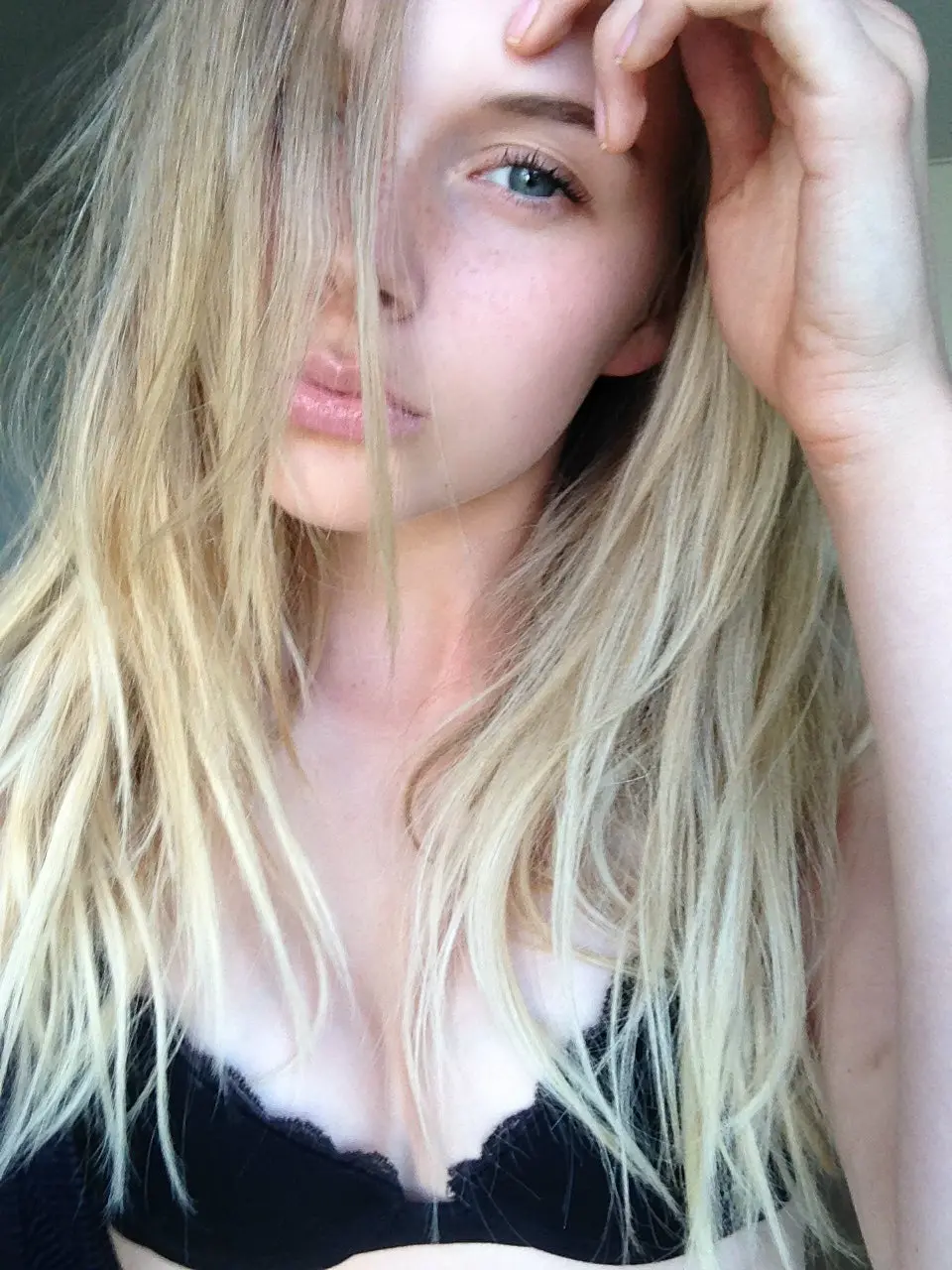 Seductive Amateur Model Photo - Stunningly Beautiful Girl Exposed