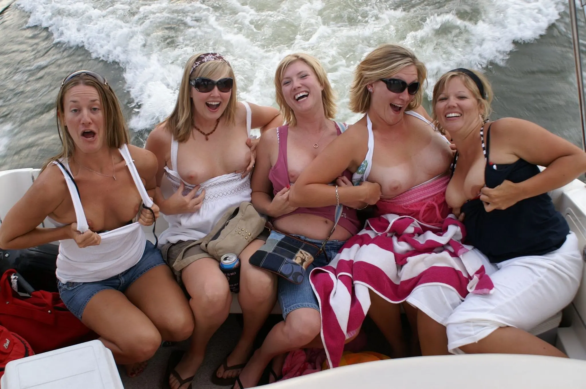 Explicit Amateur Photos: Girls and Women Showing Boobs and Pussies