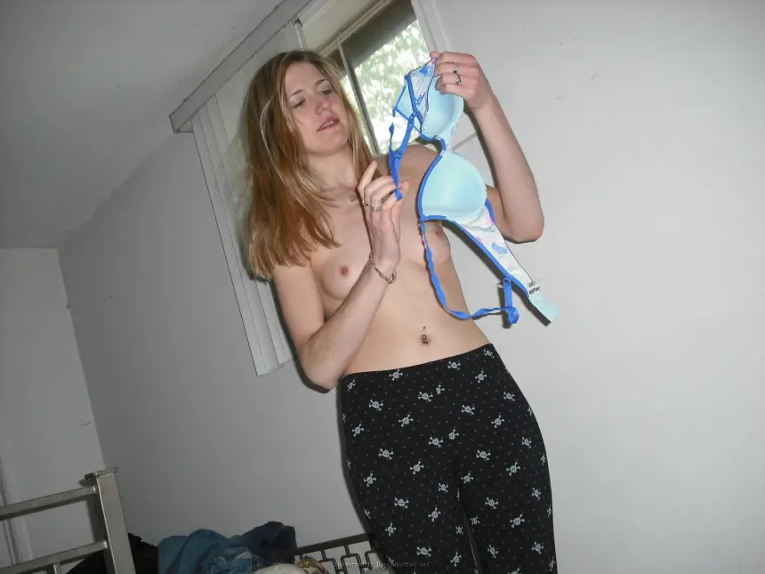 Skinny Woman with Small Tits Poses Naked - Explicit Amateur Photo