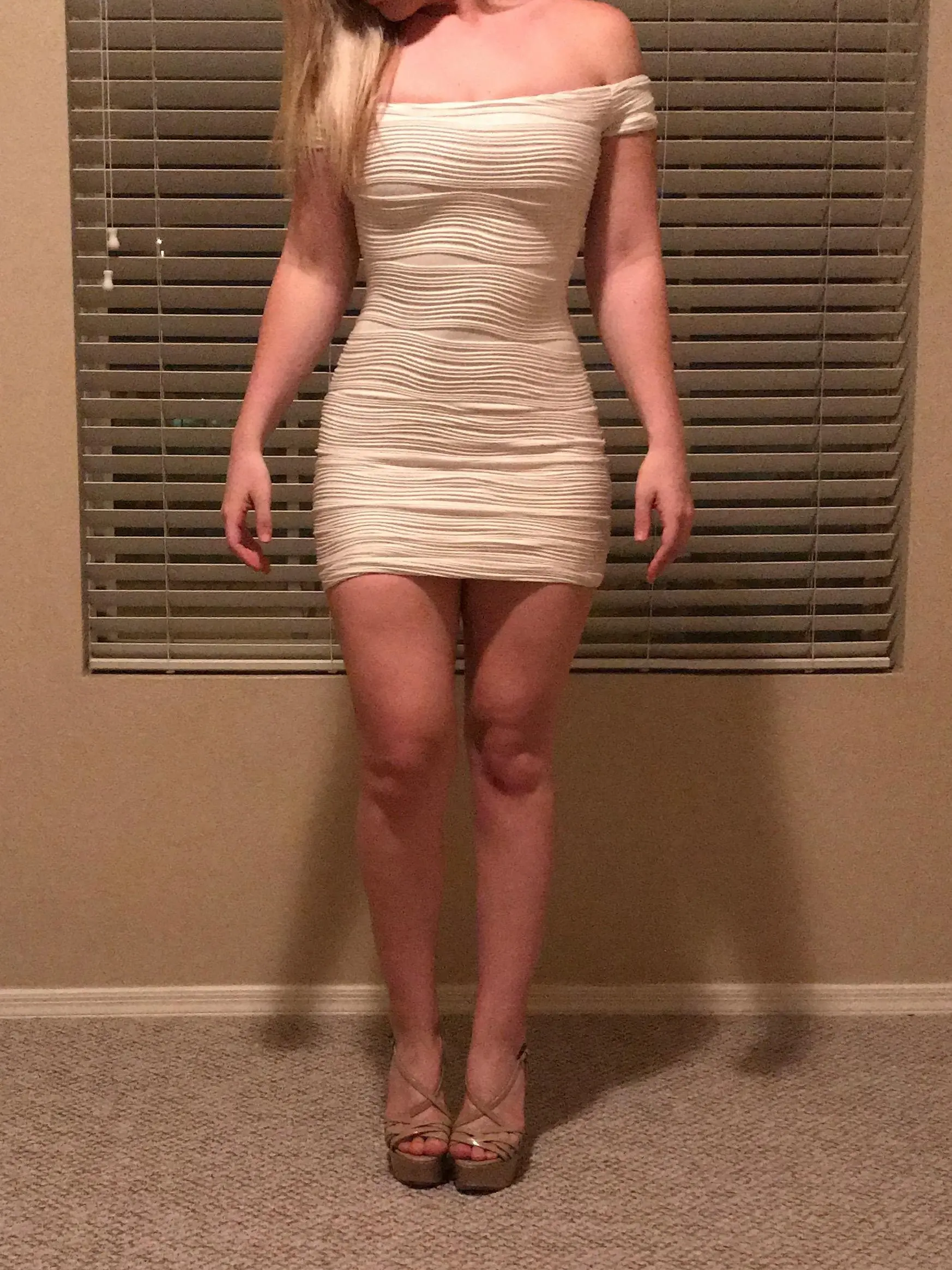 Blonde Beauty Shows Off Tits and Pussy in Amateur Photos