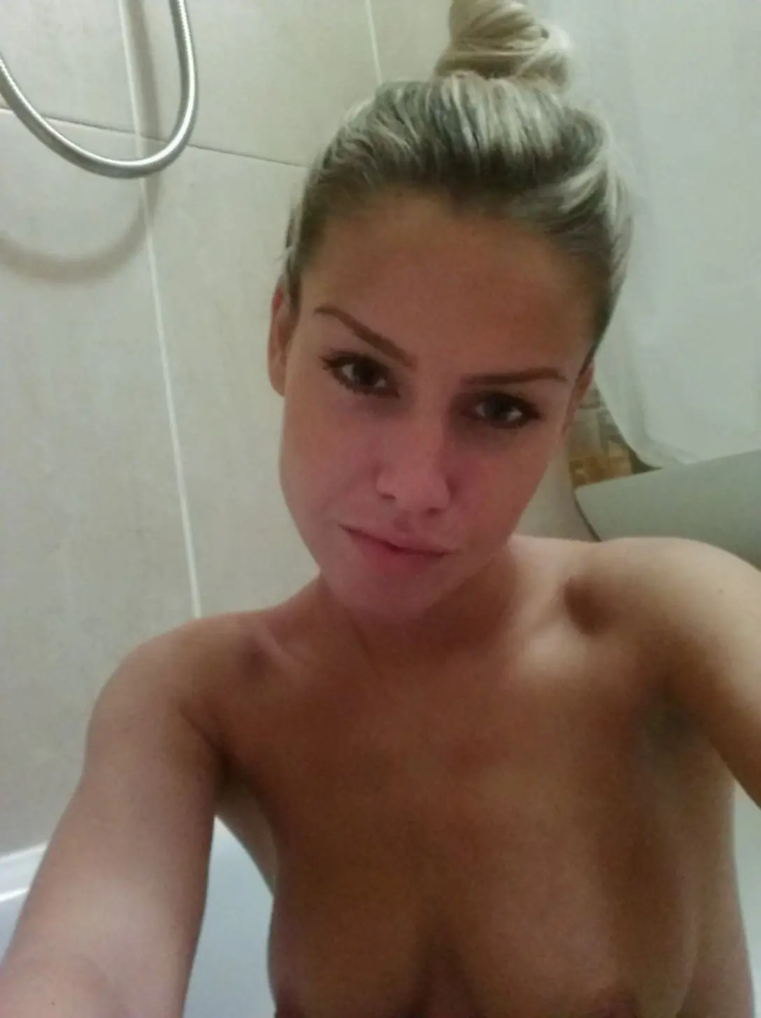 Seductive Blonde Amateur Nude Photos: Stunning Excited Blondie Home Pictures