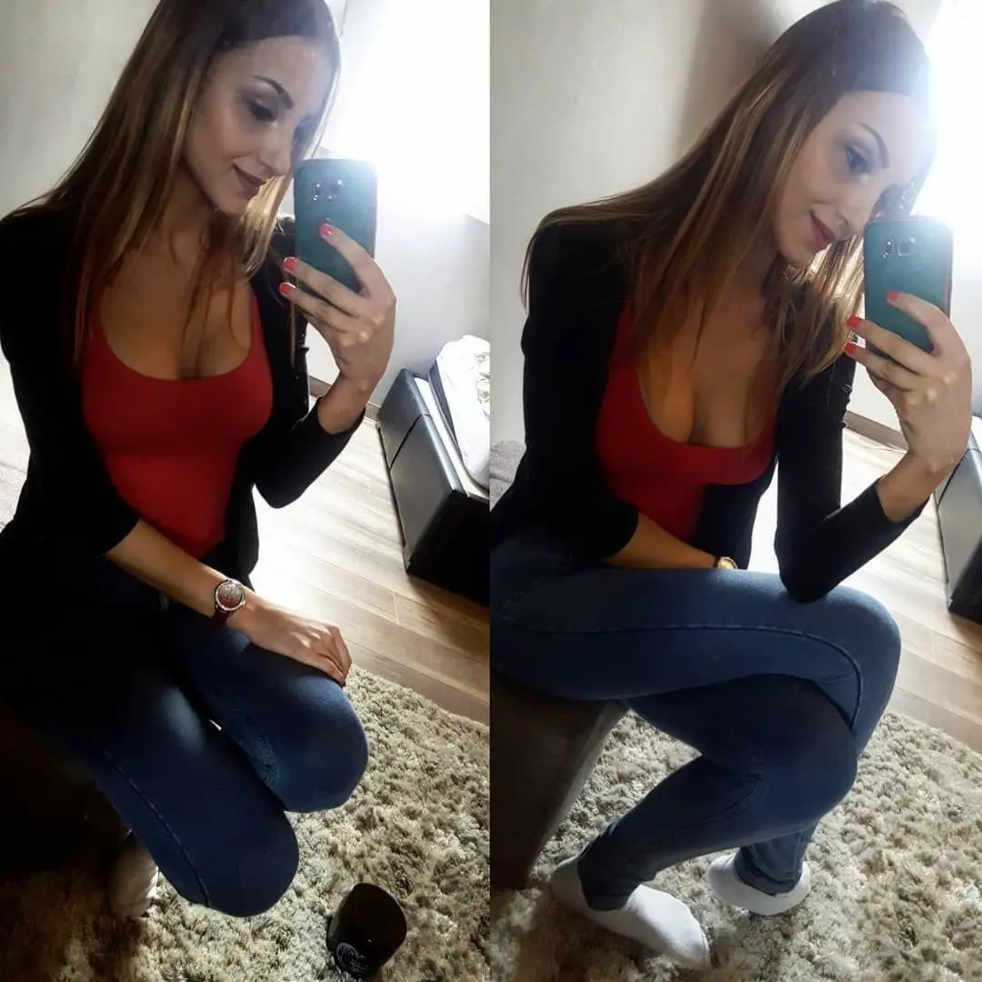 Sexy Skinny Girl Shows Off Beautiful Nude Body - Explicit Amateur Photos