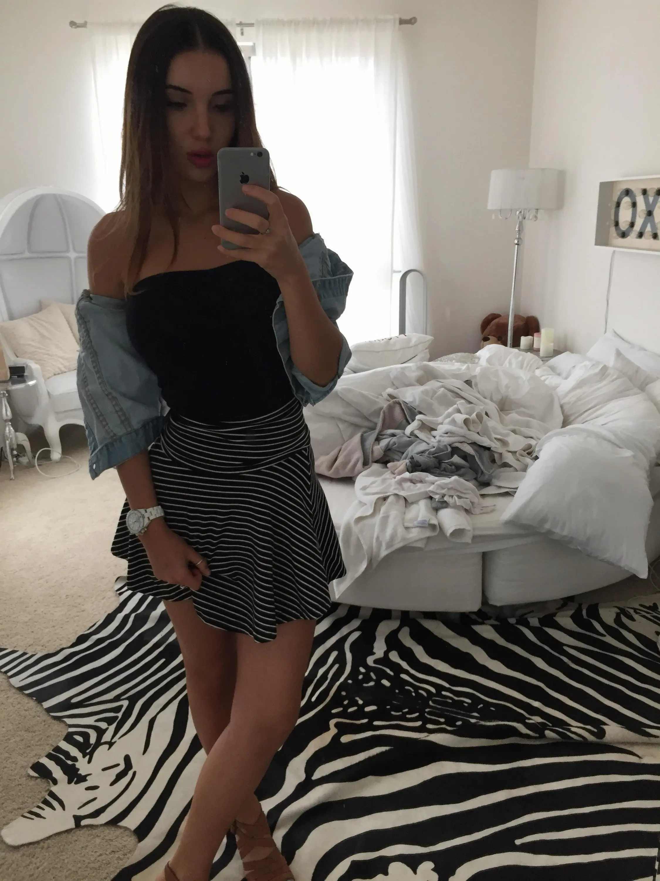 Hot Brunette with Gorgeous Tits and Amazing Body Exposed in Amateur Photo