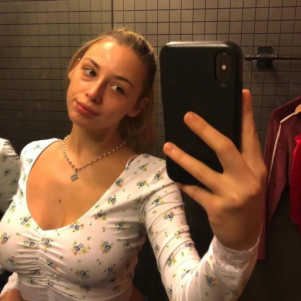 Sensual Moments of a Cute Babe: Amateur Erotic Photos