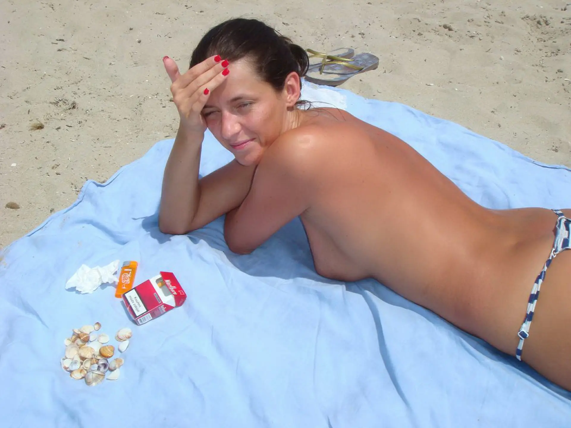Hot Babe Loves Topless Sunbathing: Explicit Amateur Photo