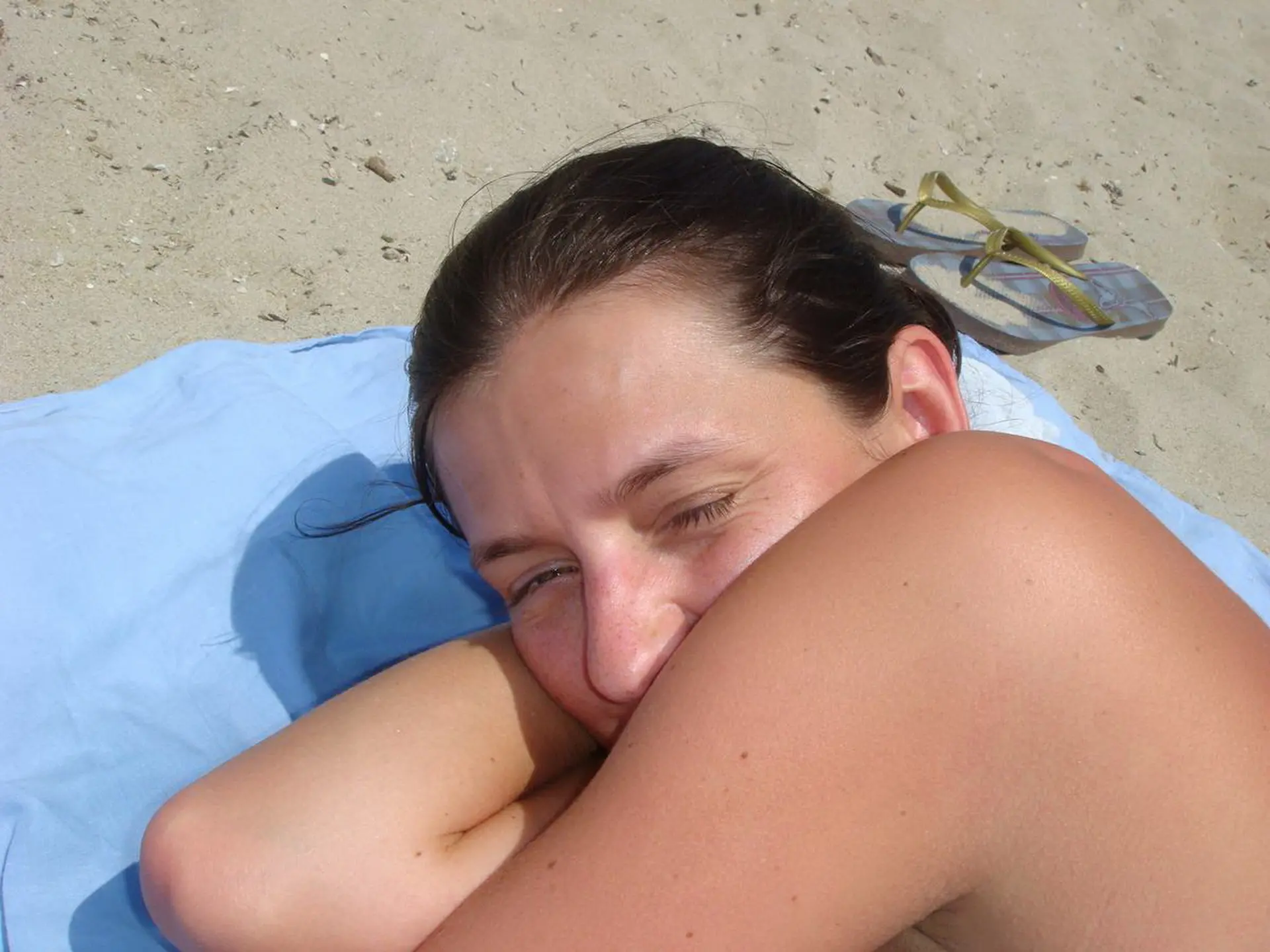 Hot Babe Loves Topless Sunbathing: Explicit Amateur Photo