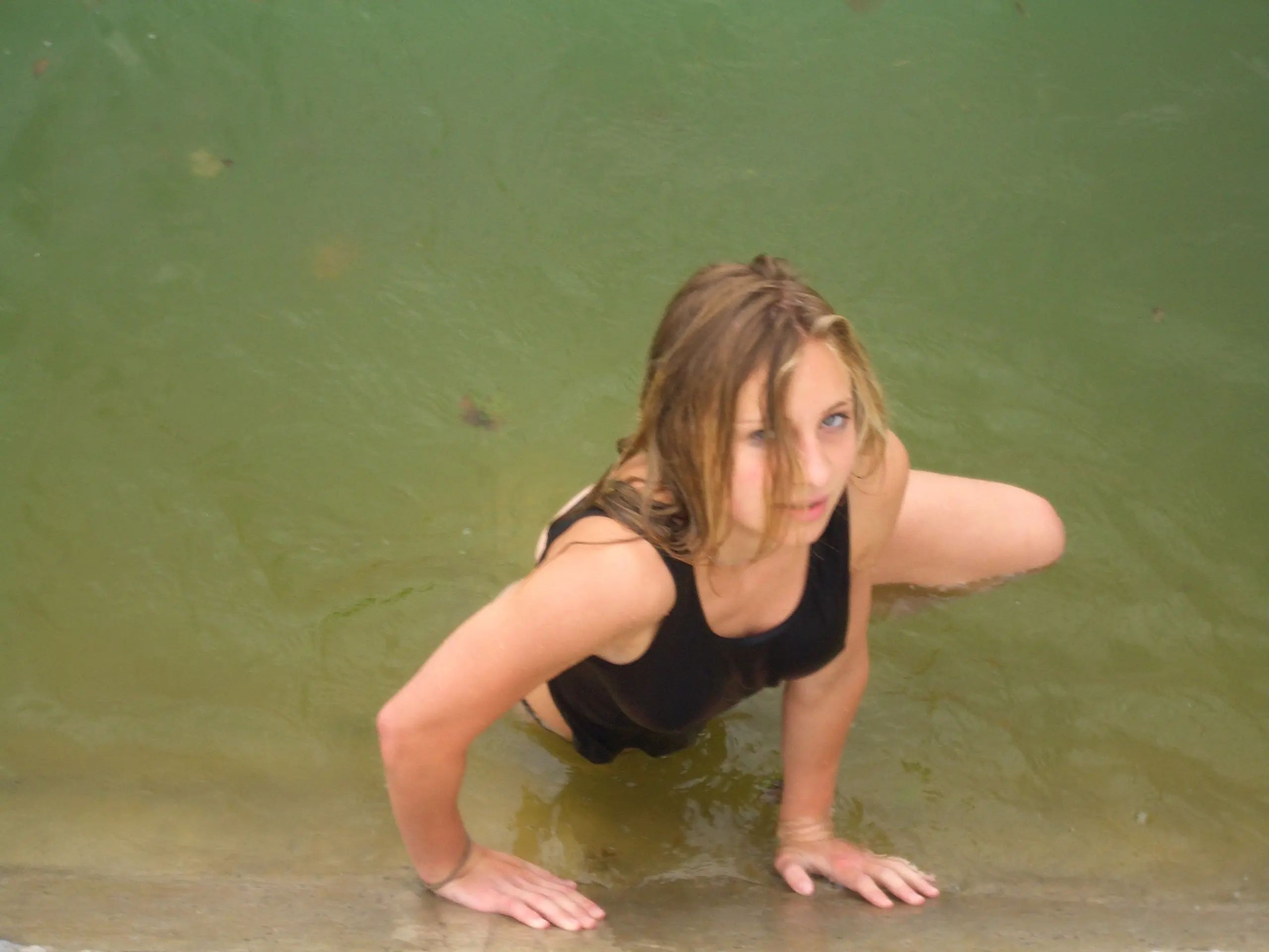 Amateur Temptress Reveals Her Tits: Explicit Photo Display