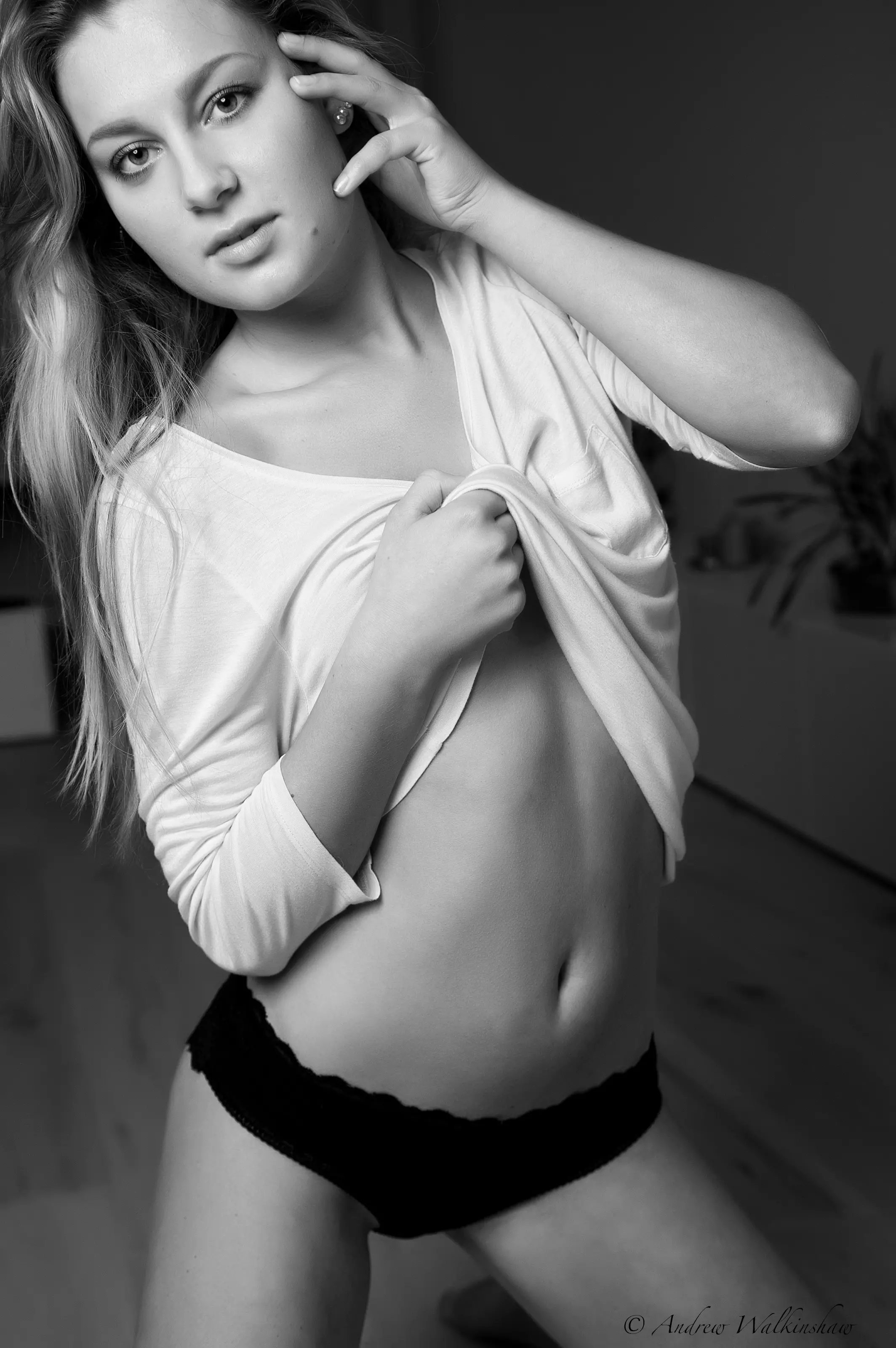 Sexy babe with small tits flaunts naked body in amateur photo
