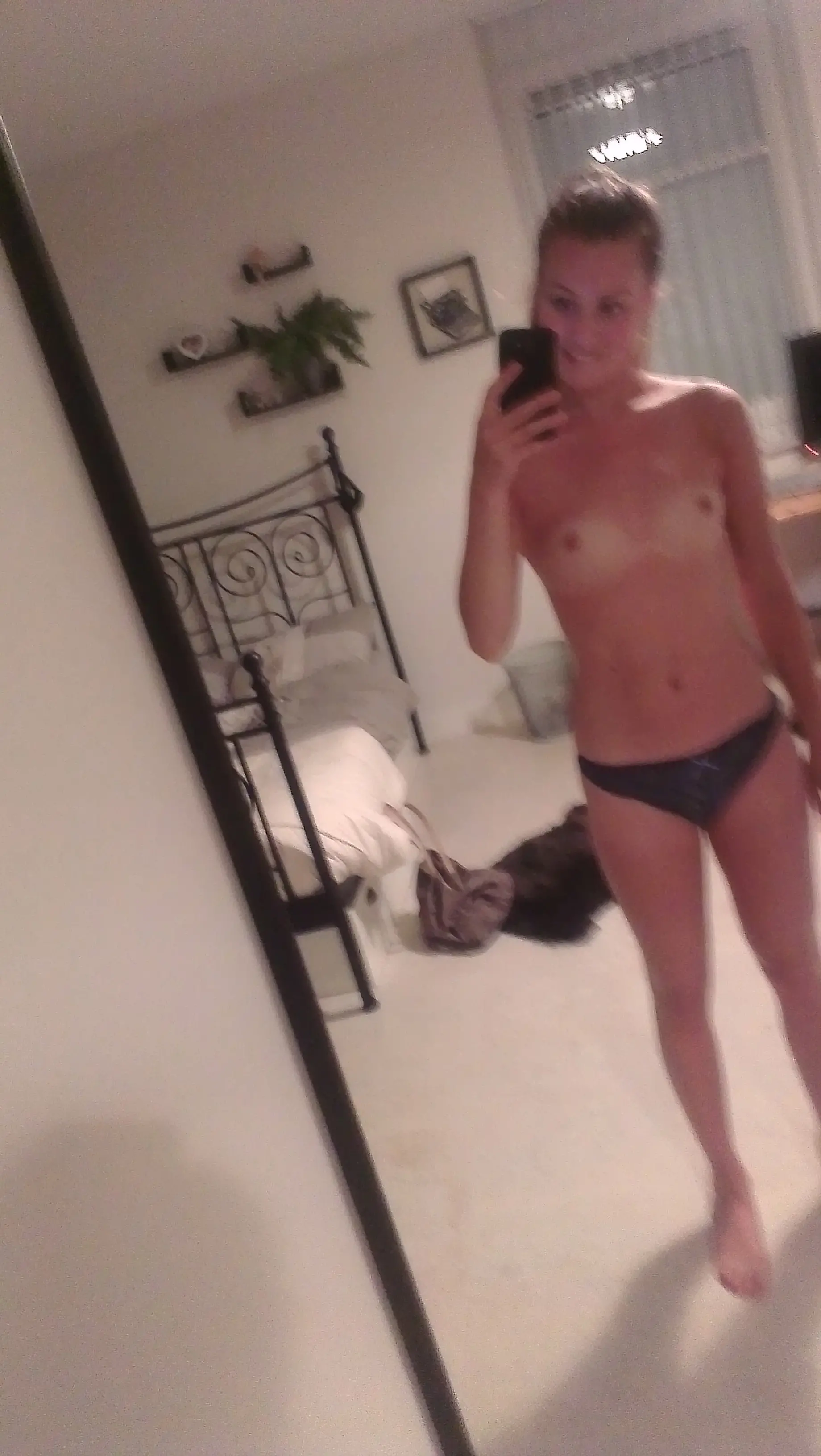 Sexy babe with small tits flaunts naked body in amateur photo