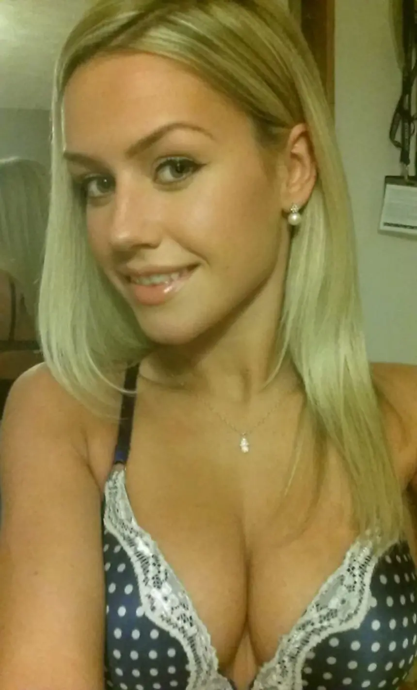 Seductive Blonde Amateur Nude Photos: Stunning Excited Blondie Home Pictures