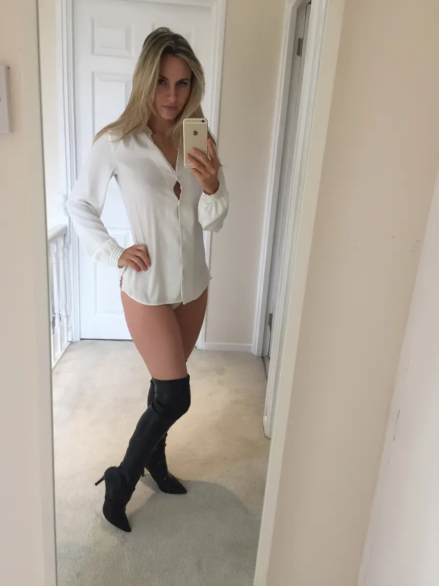 Unleashed Beauty: Explicit Hot Shots of Naked Amateur Babe - No Limits Gallery