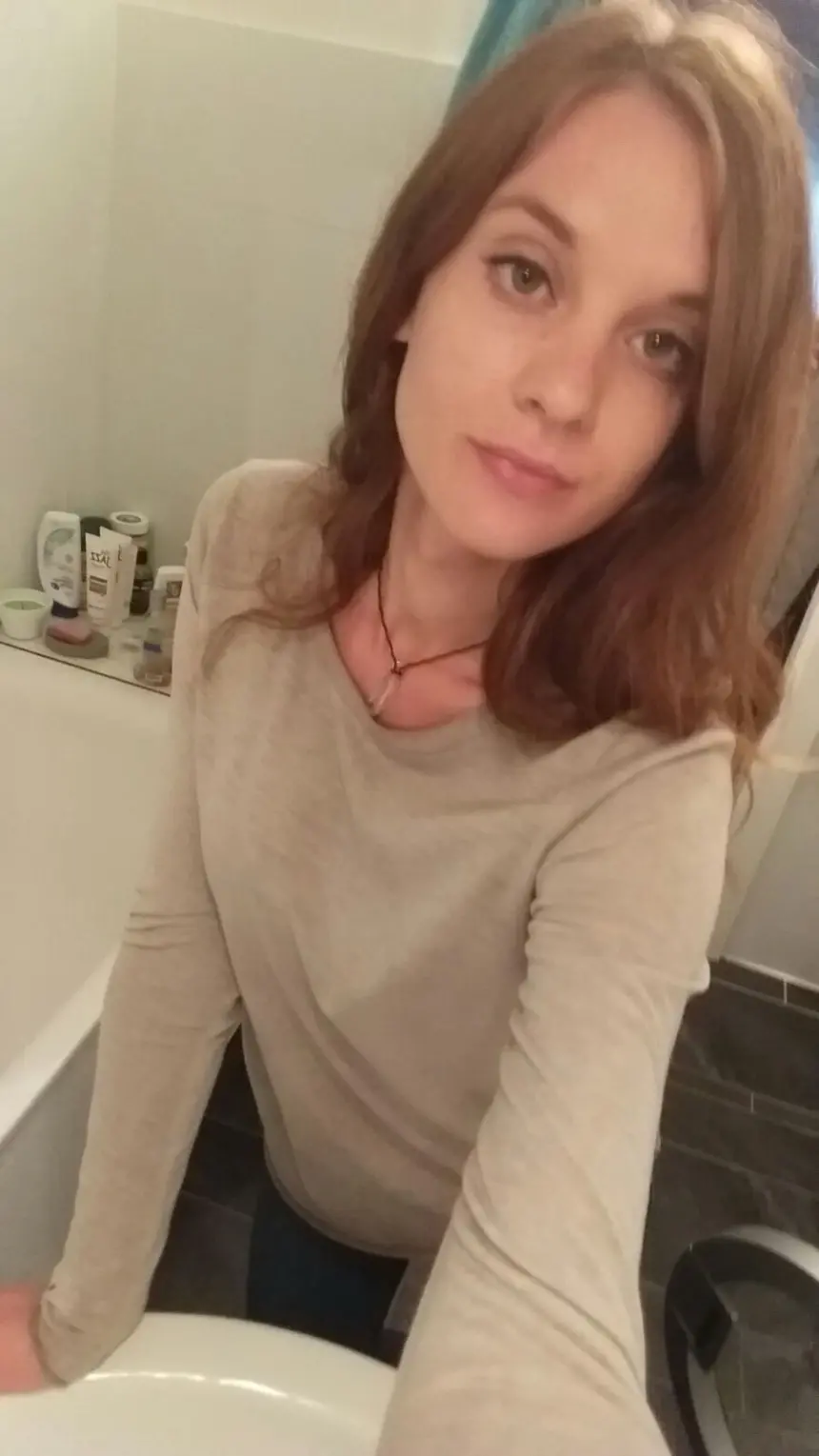 Amateur Sporty Girl Shows Boobs Explicitly