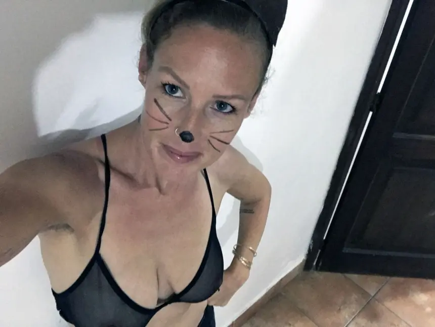 Mature Cat Poses Nude: Explicit Amateur Photo Shoot