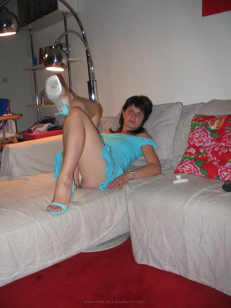 Explicit Amateur MILF Home Photos: Mature Wife's Naughty Selfies