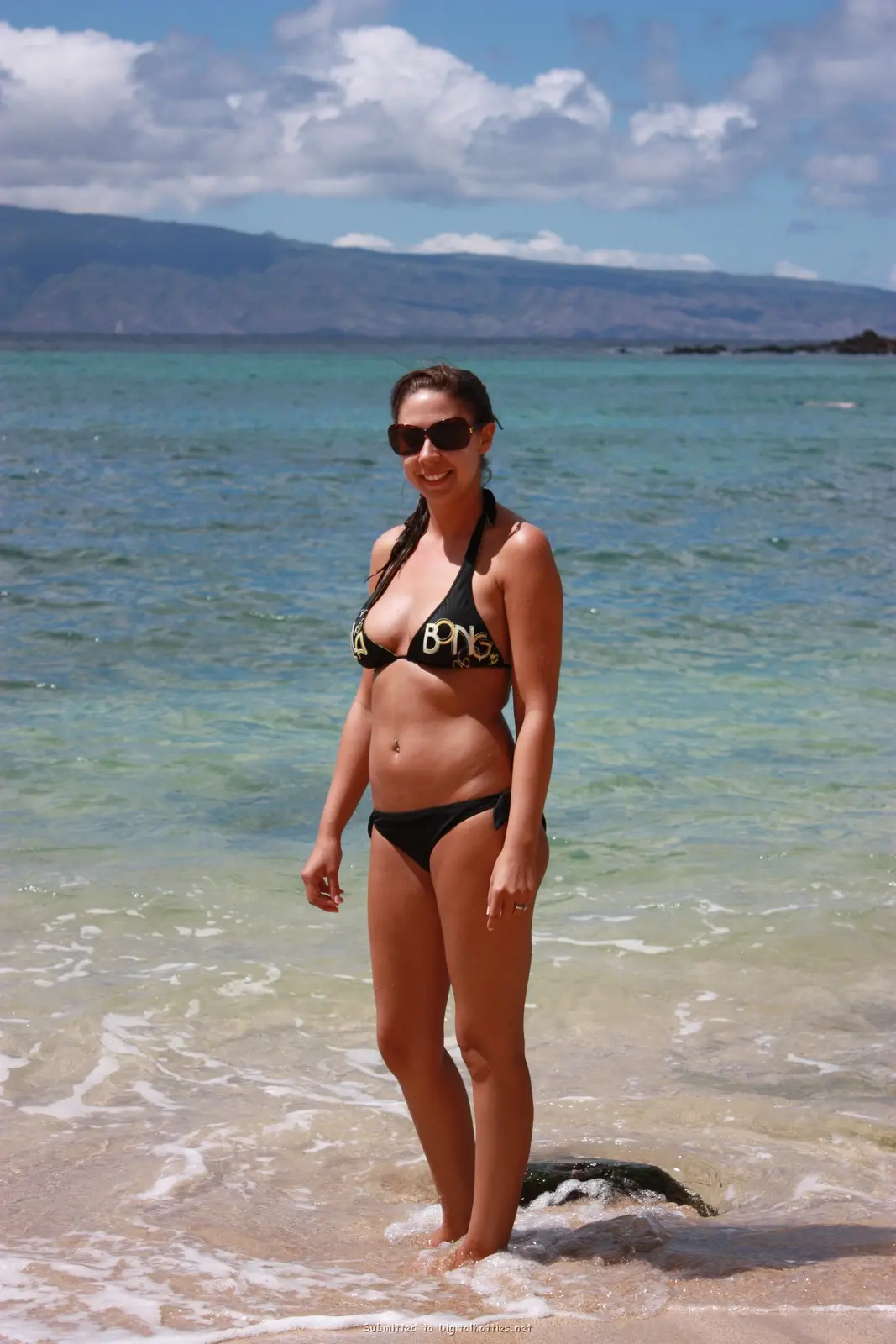 Sun-Kissed Brunette Flaunts Naked Ass - Amateur Explicit Photo