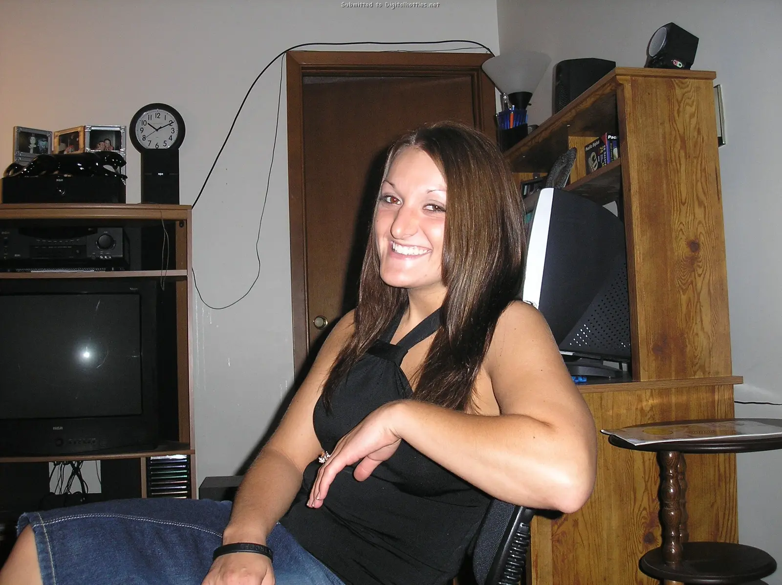 Brunette with Big Ass Poses Pantyless in Explicit Amateur Photo Shoot