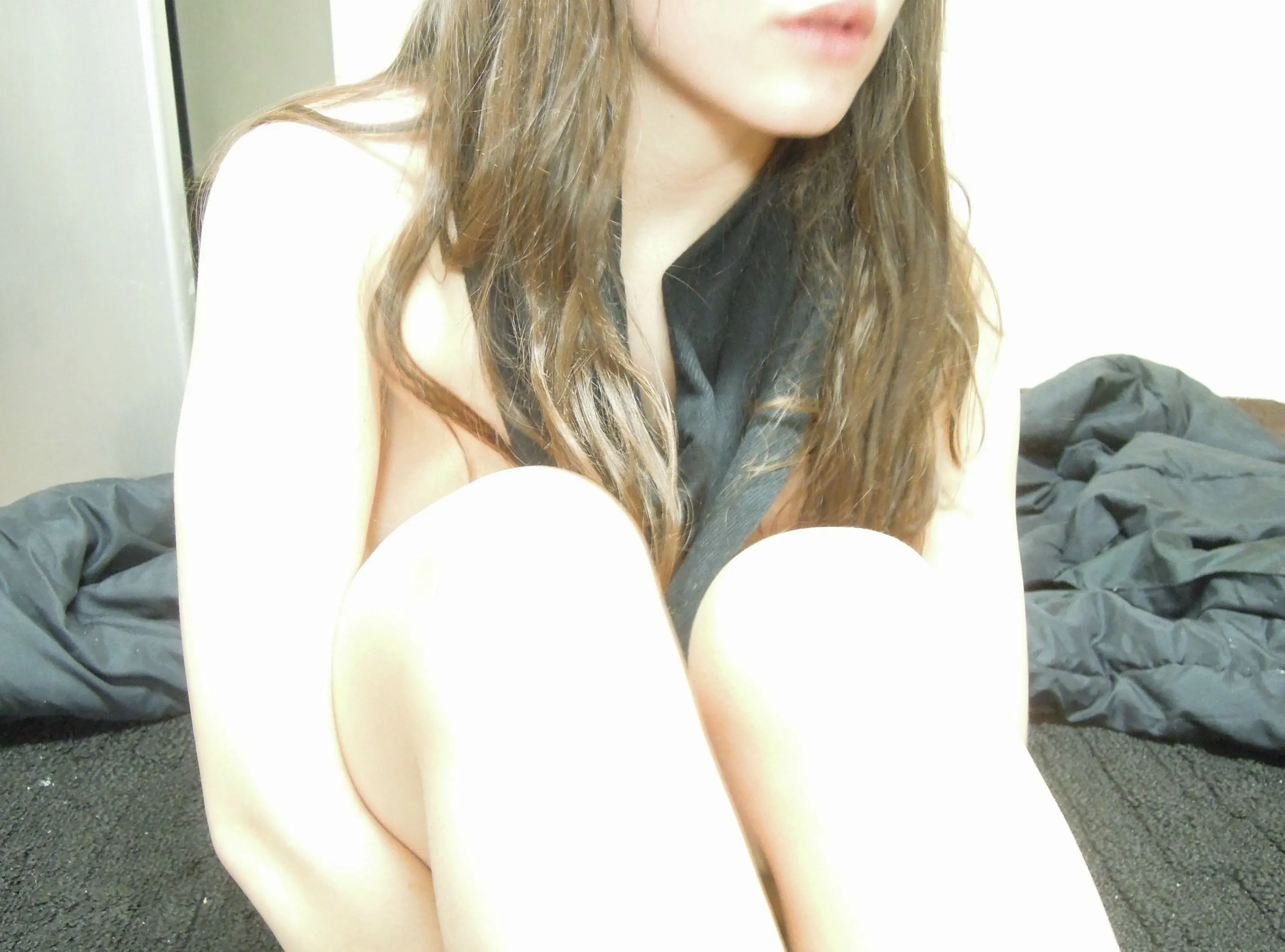 Brunette Loves Posing Nude at Home - Explicit Amateur Photos