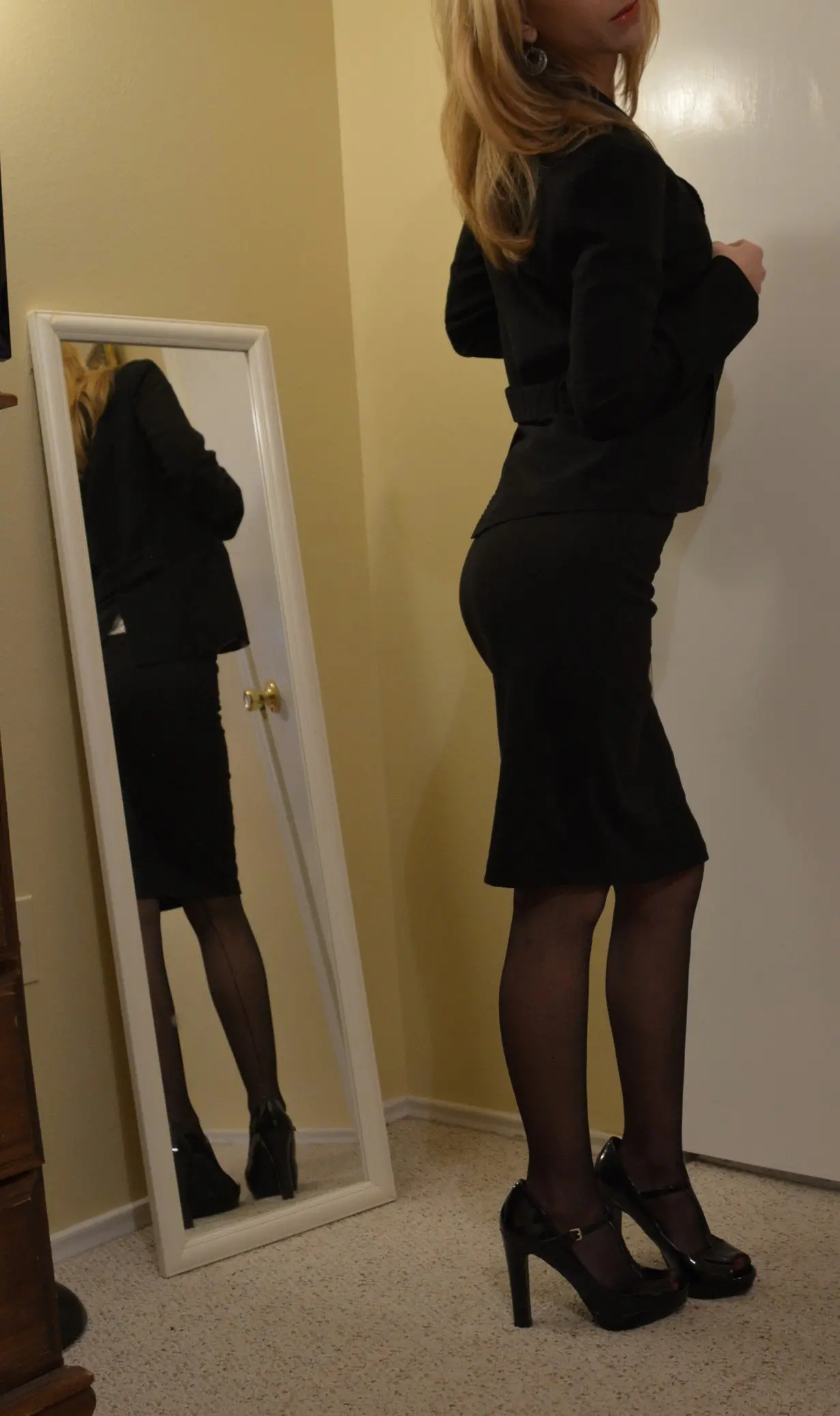 Skinny Blonde Naked in Home Amateur Photo Shoot
