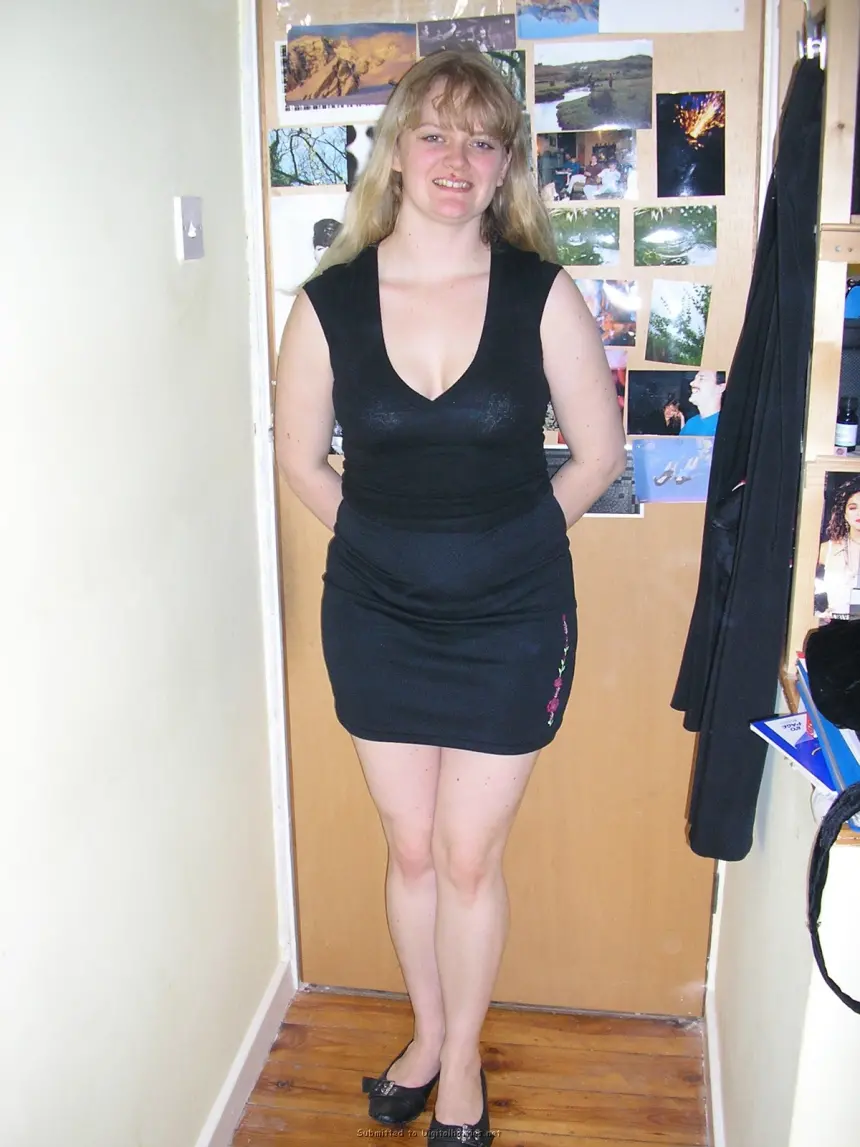 Amateur Photos of Chubby Girl with Shaved Pussy - Explicit Homemade Pics