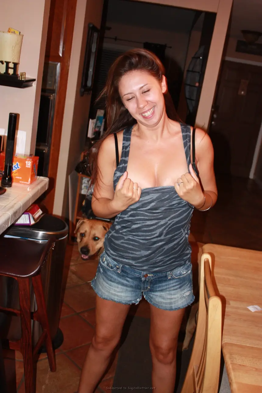 Sun-Kissed Brunette Flaunts Naked Ass - Amateur Explicit Photo