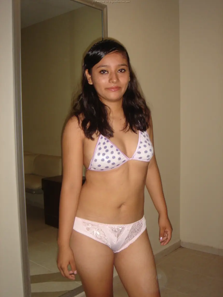 Curvy amateur babe strips naked - Explicit amateur photo shoot