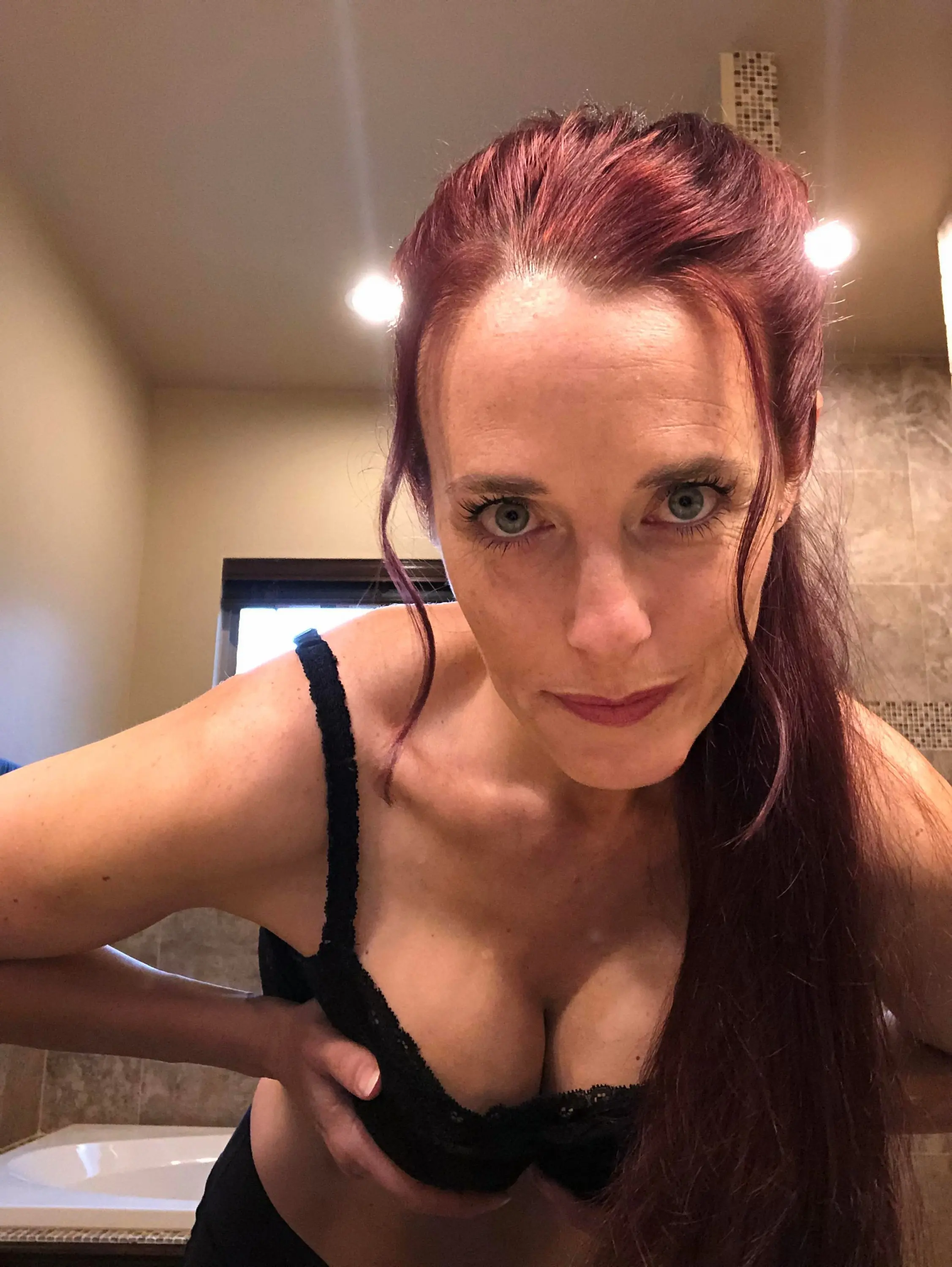 Hot Mature Lady Exposes Herself Nude - Amateur XXX Photo