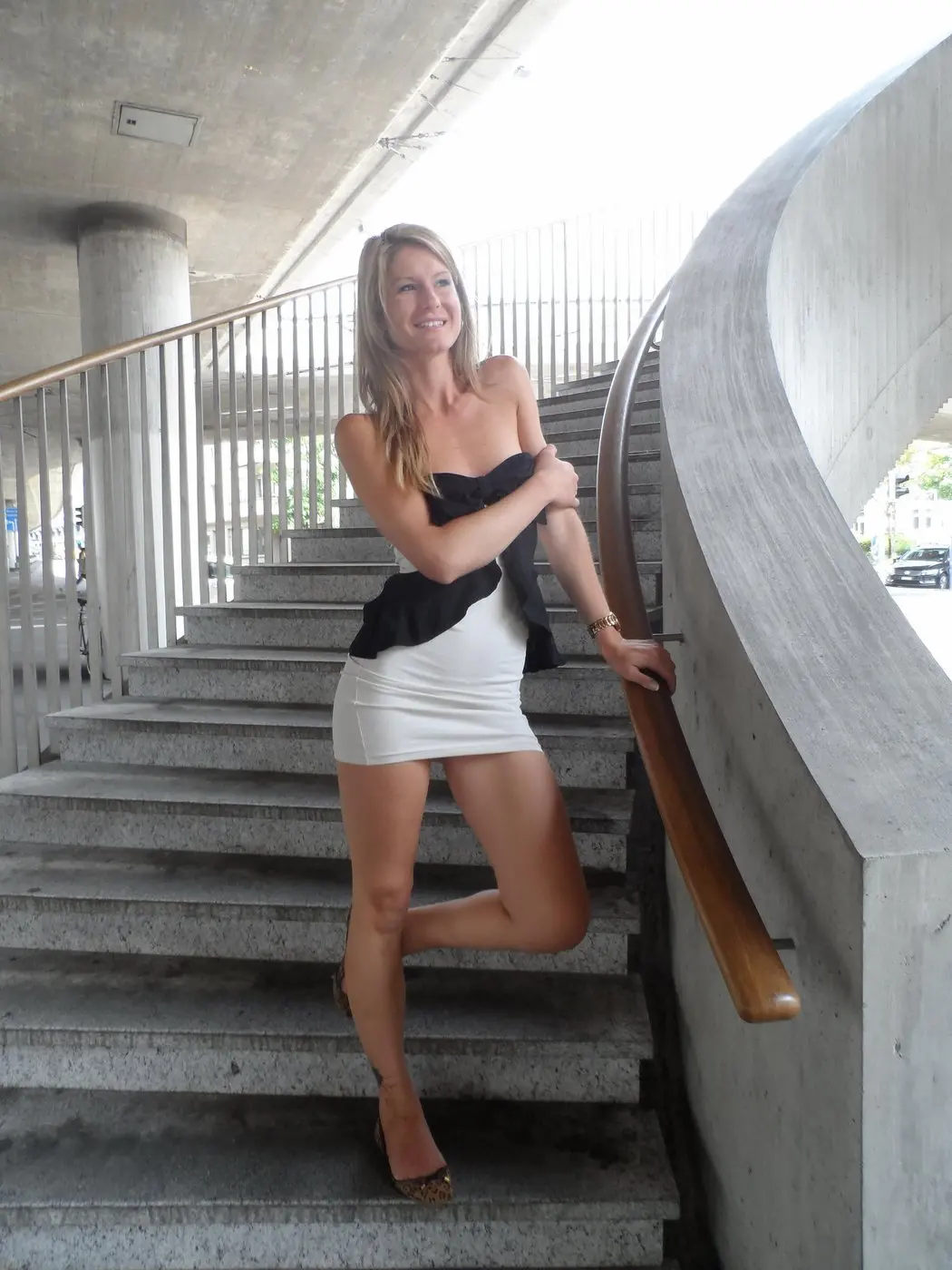 Babe flaunts naked pussy in public places - Explicit amateur photos