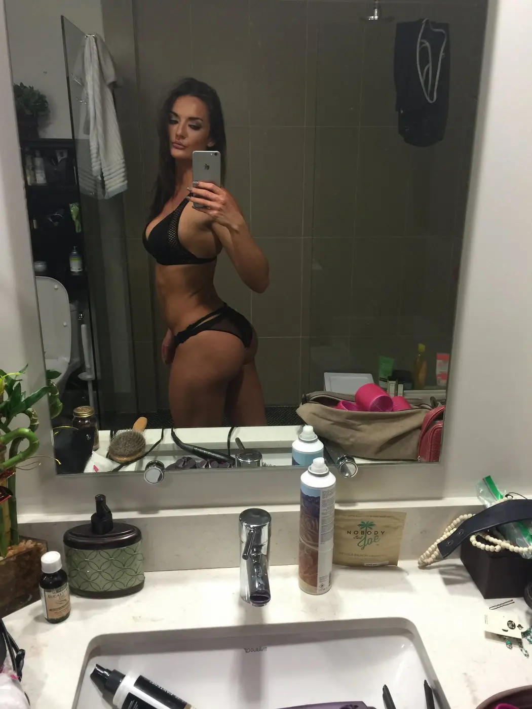 Toned Girl Takes Selfies and Nude Photos - Explicit Amateur Pics