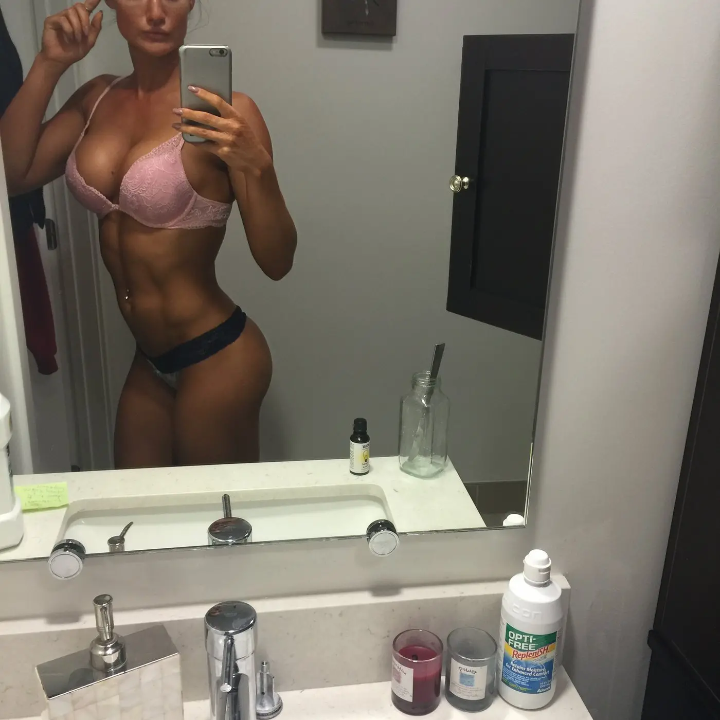 Toned Girl Takes Selfies and Nude Photos - Explicit Amateur Pics