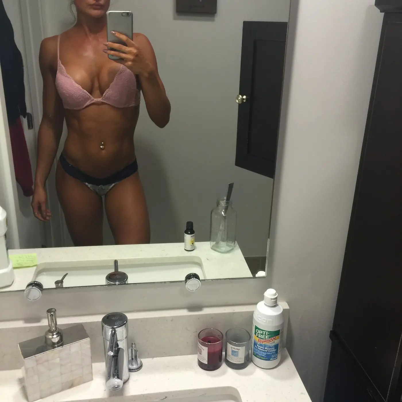 Toned Girl Takes Selfies and Nude Photos - Explicit Amateur Pics