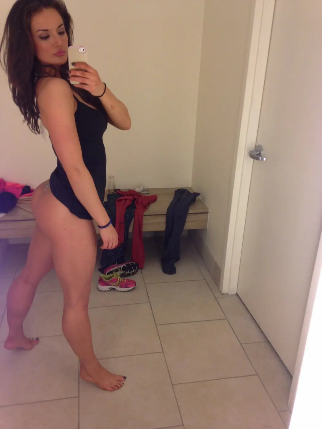 Toned Girl Takes Selfies and Nude Photos - Explicit Amateur Pics