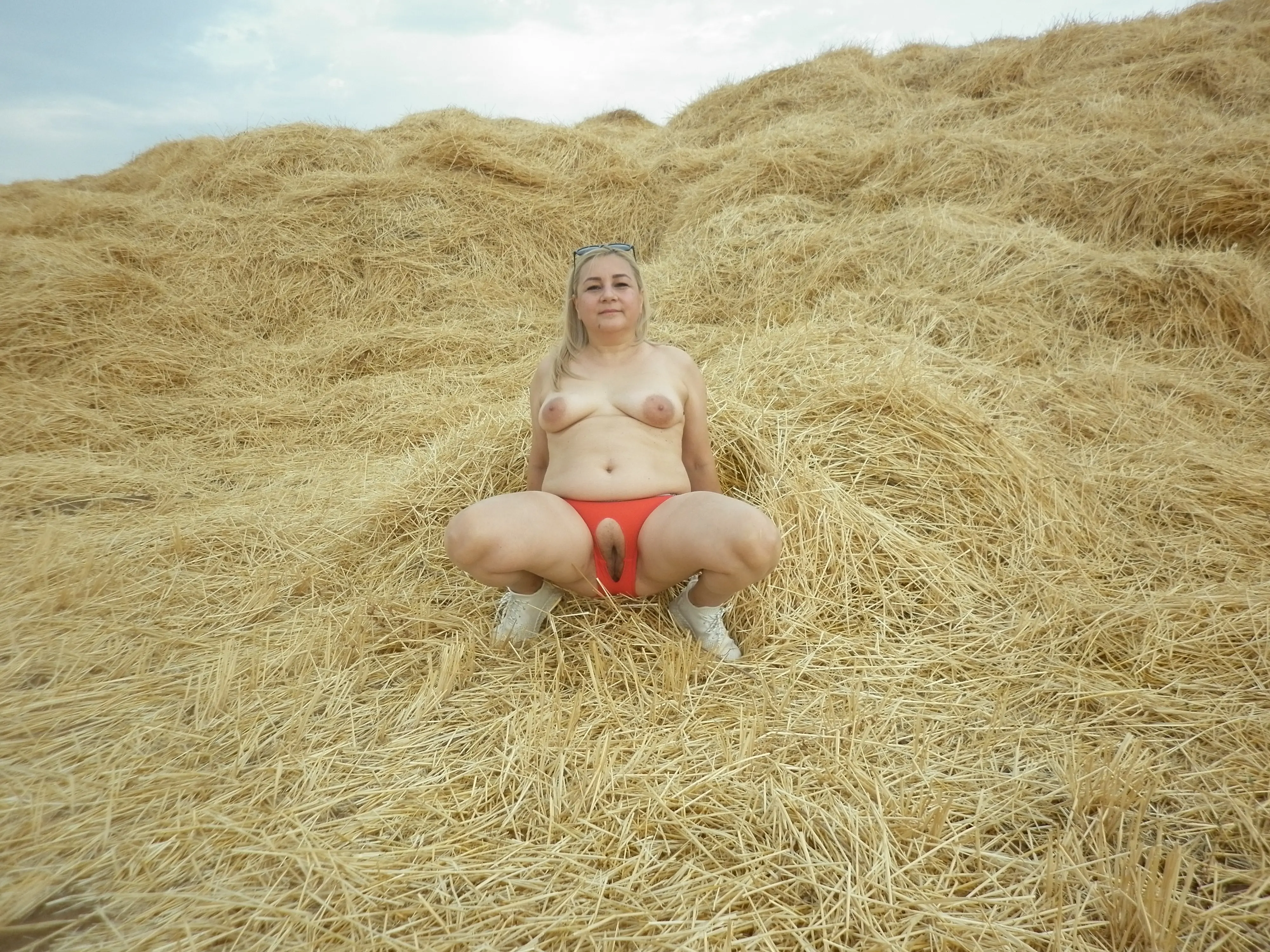 Mature Horny Blonde Naked Stroll: Explicit Amateur Photo