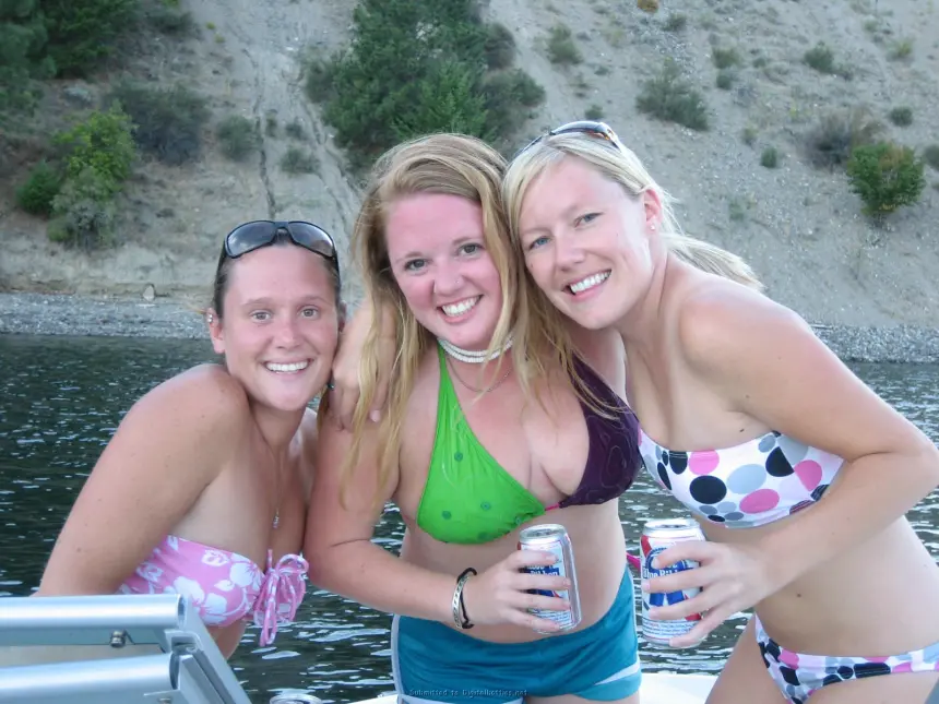 Voluptuous Amateur Girlfriend Exposing Her Curves - Explicit Photo