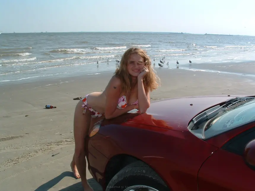 Explicit Amateur Photos of Nude Babe with Sexy Figure
