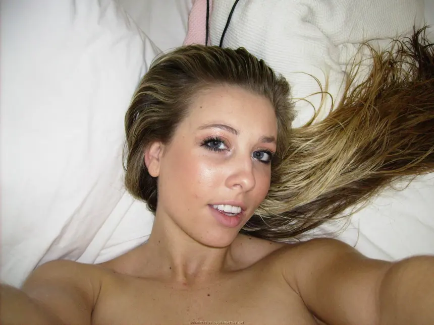 Sexy Chick Poses Nude Showing Her Pussy - Amateur Explicit Photo