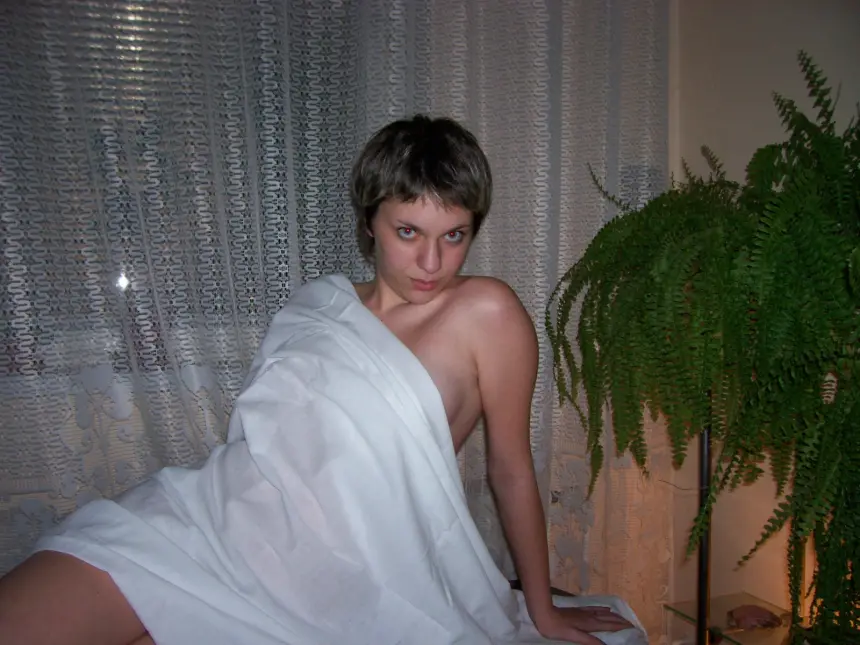 Young amateur flaunts tits and ass in explicit photoshoot
