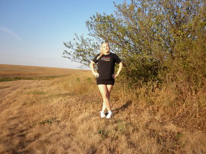 Hot Mature Blonde Gets Naked Outdoors - Explicit Amateur Photo