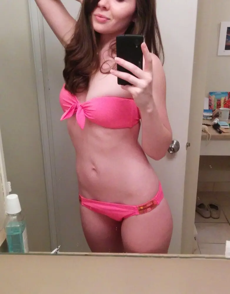 Sexy Peach with Stunning Booty Naked - Explicit Amateur Photo