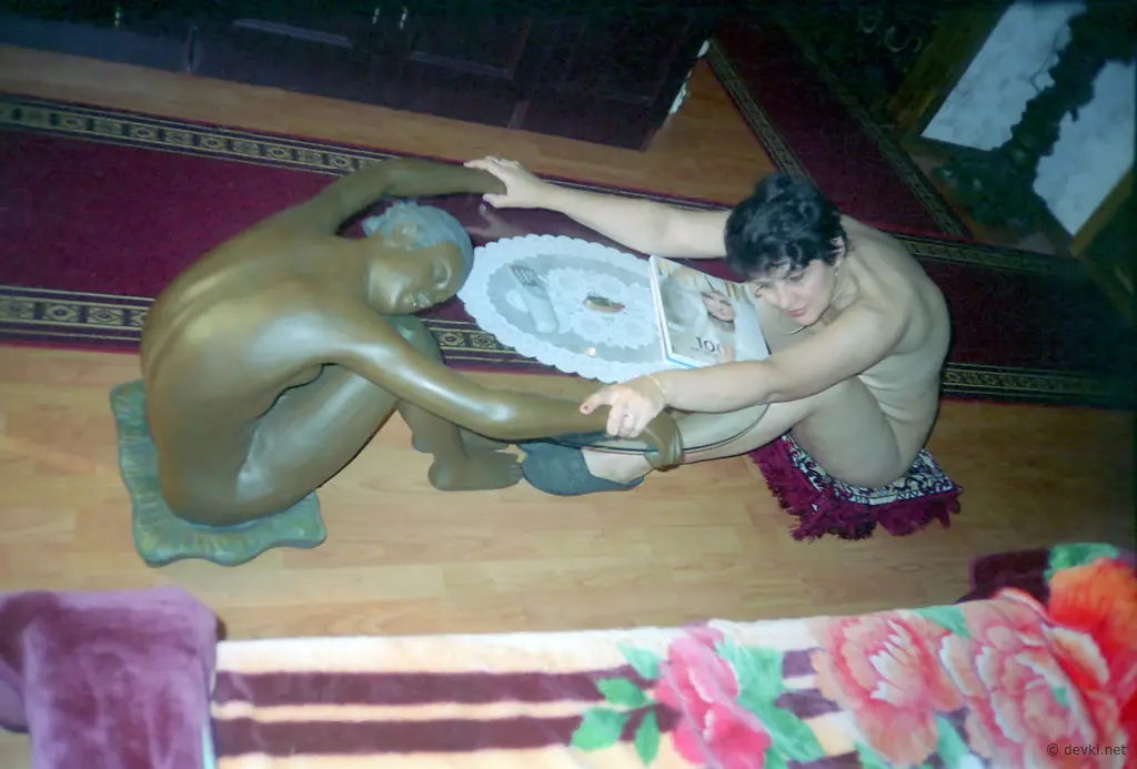 Mature Woman Exposes Naked Body in Amateur Photo Shoot