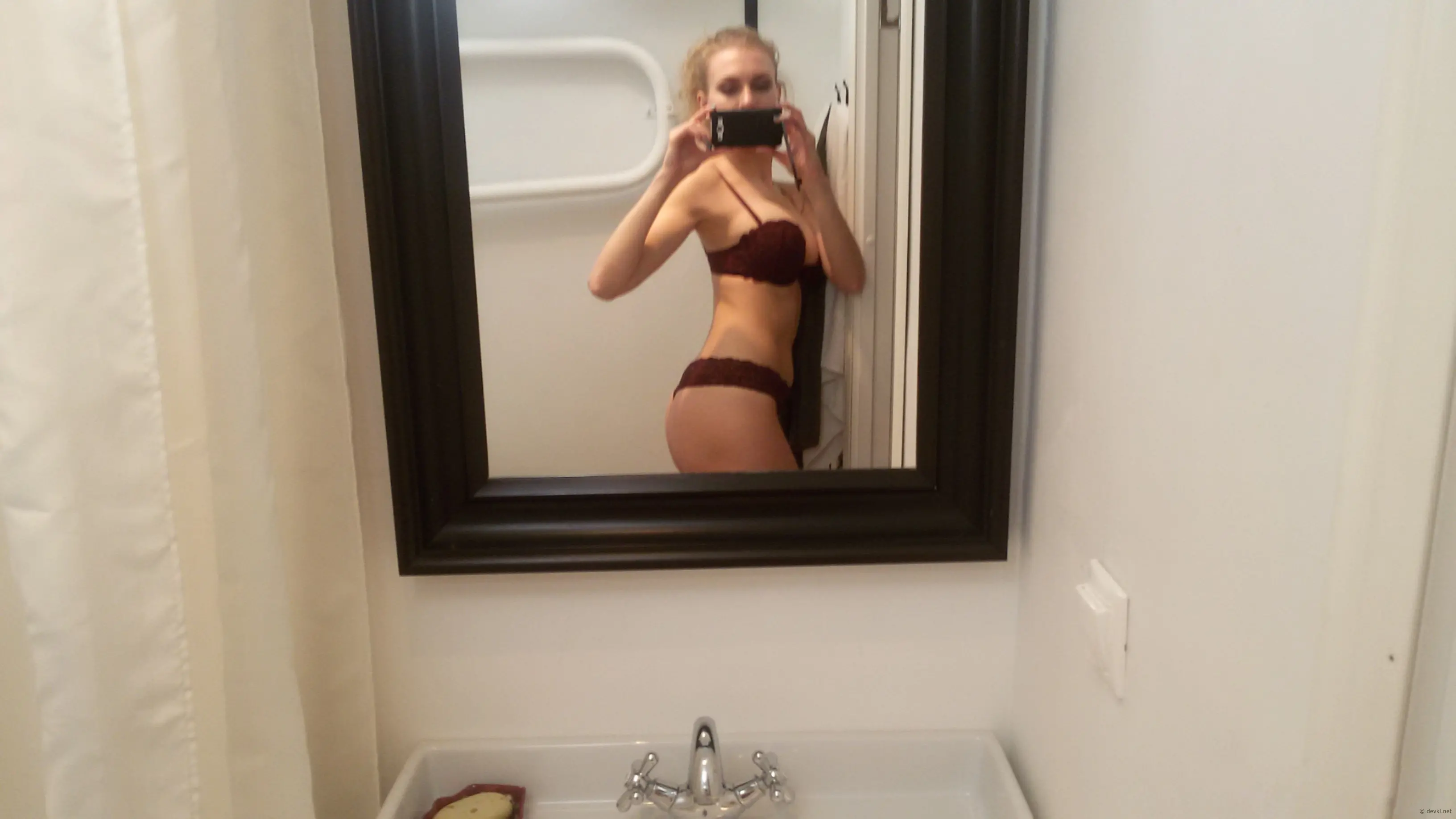 Blonde Bombshell Knows How to Take Sexy Selfies