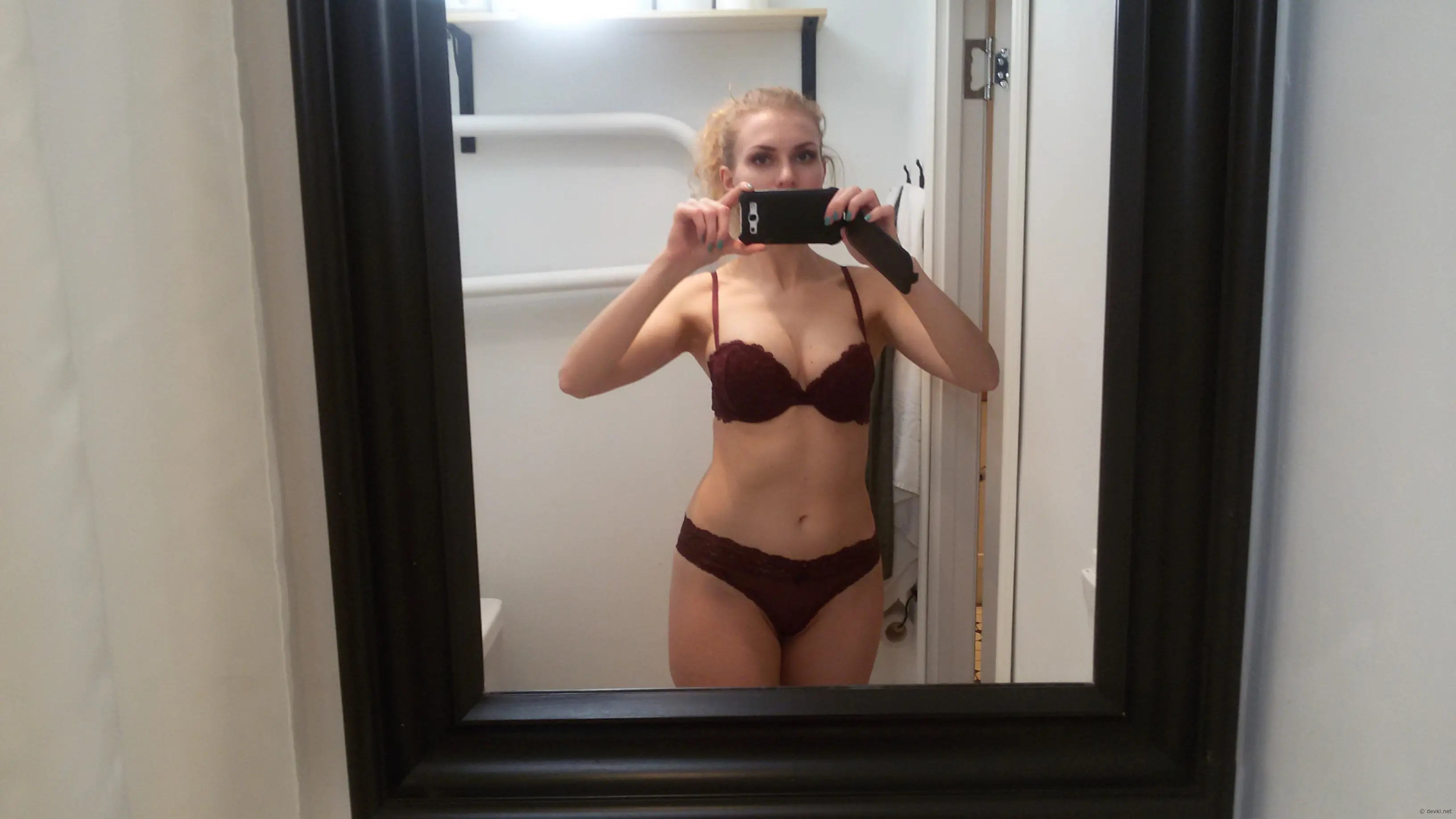 Blonde Bombshell Knows How to Take Sexy Selfies