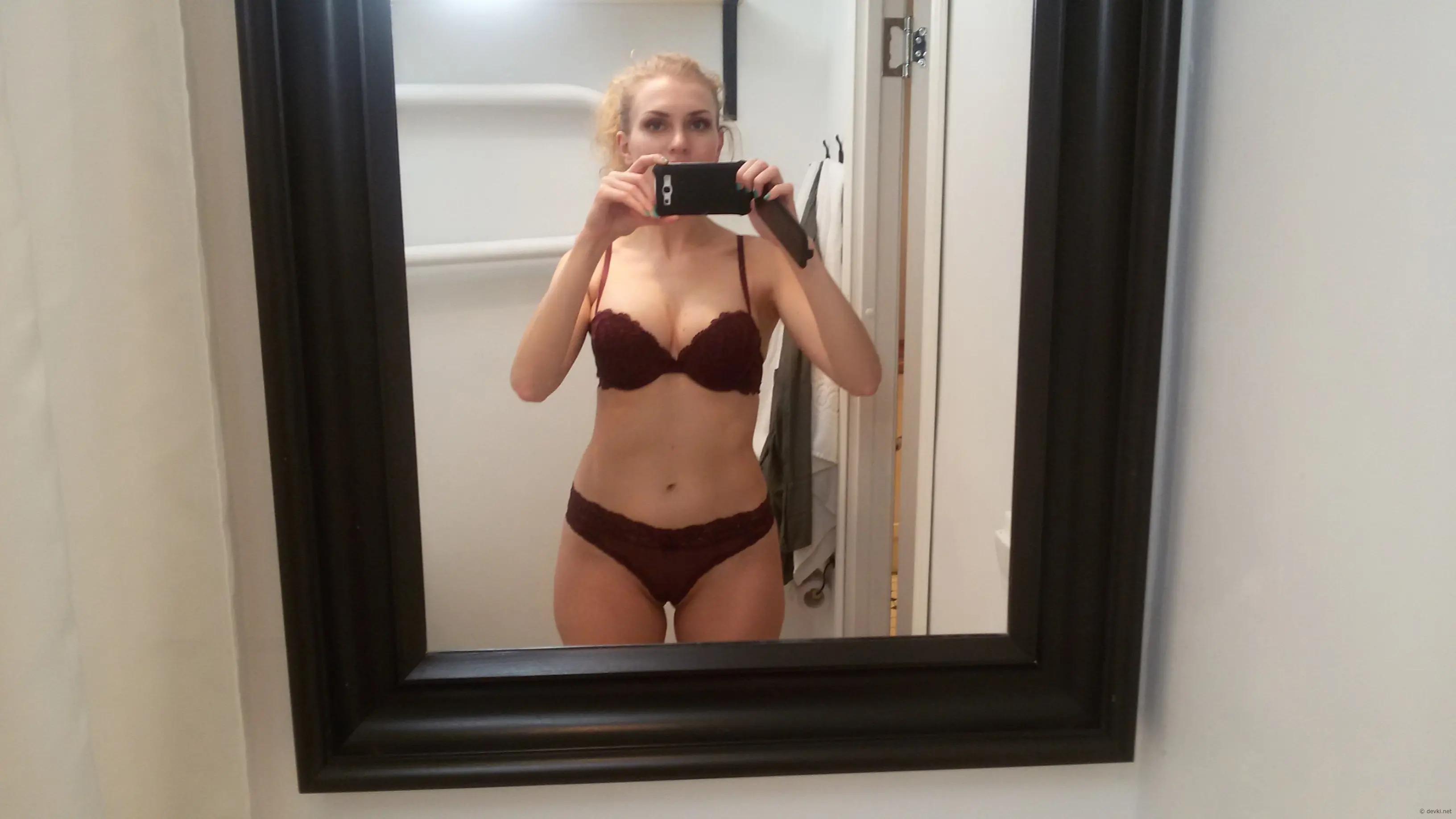 Blonde Bombshell Knows How to Take Sexy Selfies