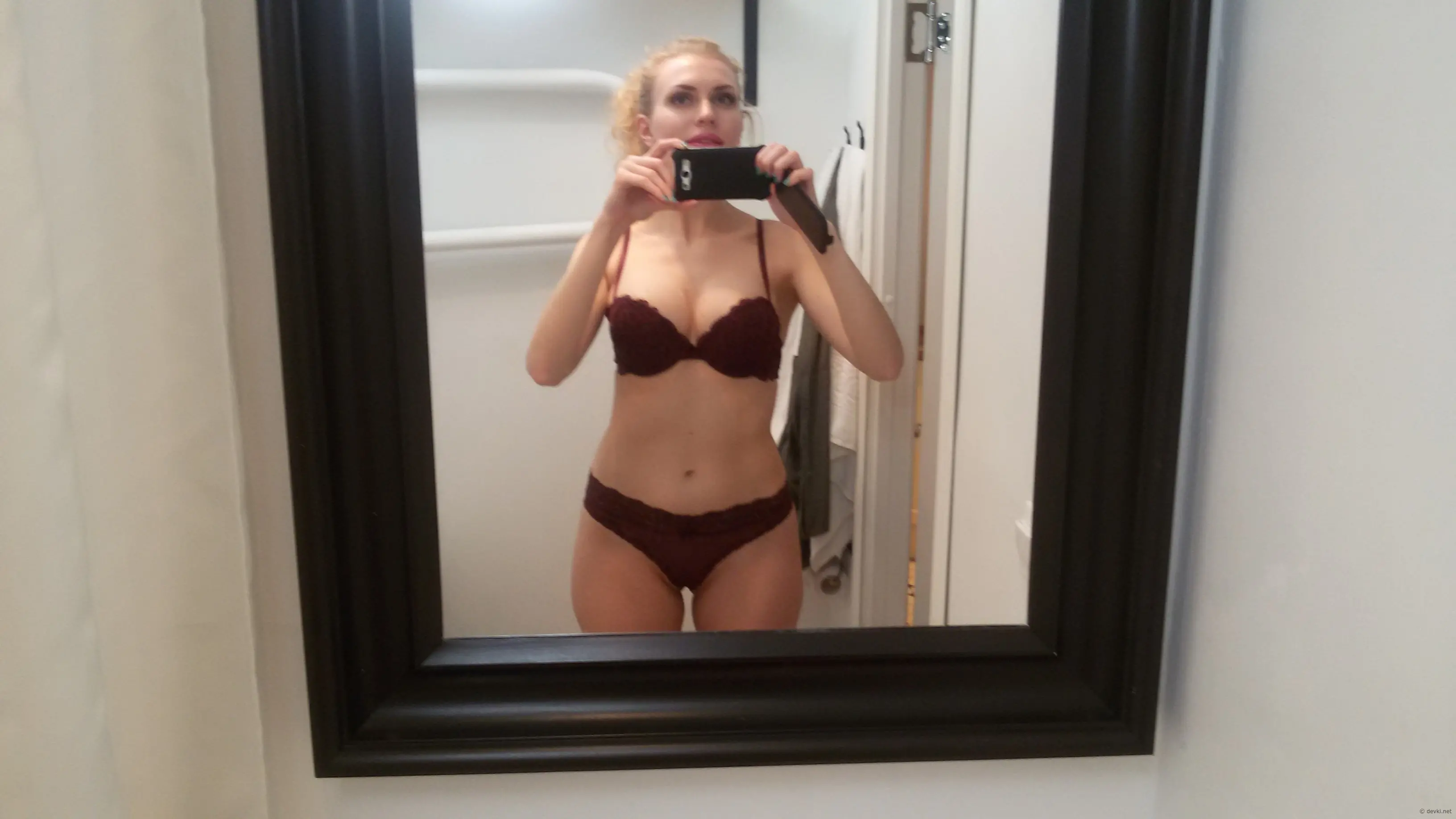 Blonde Bombshell Knows How to Take Sexy Selfies