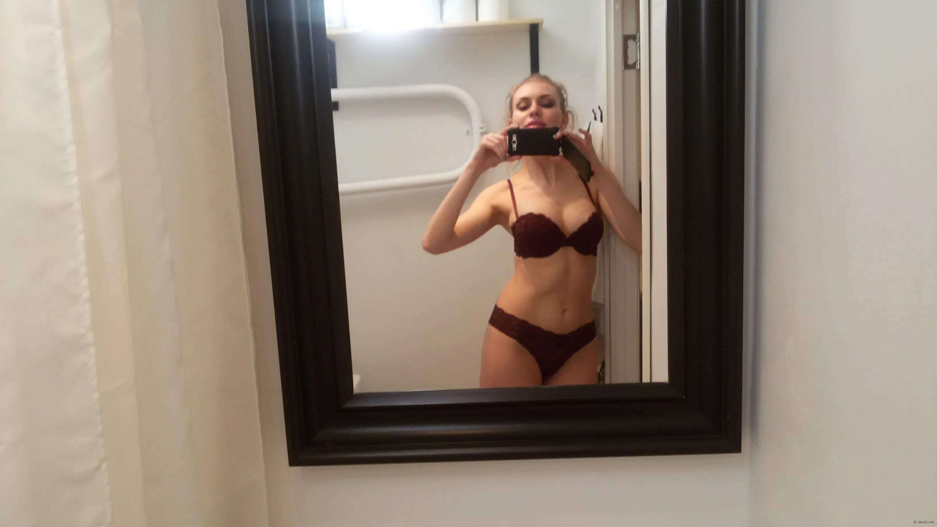 Blonde Bombshell Knows How to Take Sexy Selfies