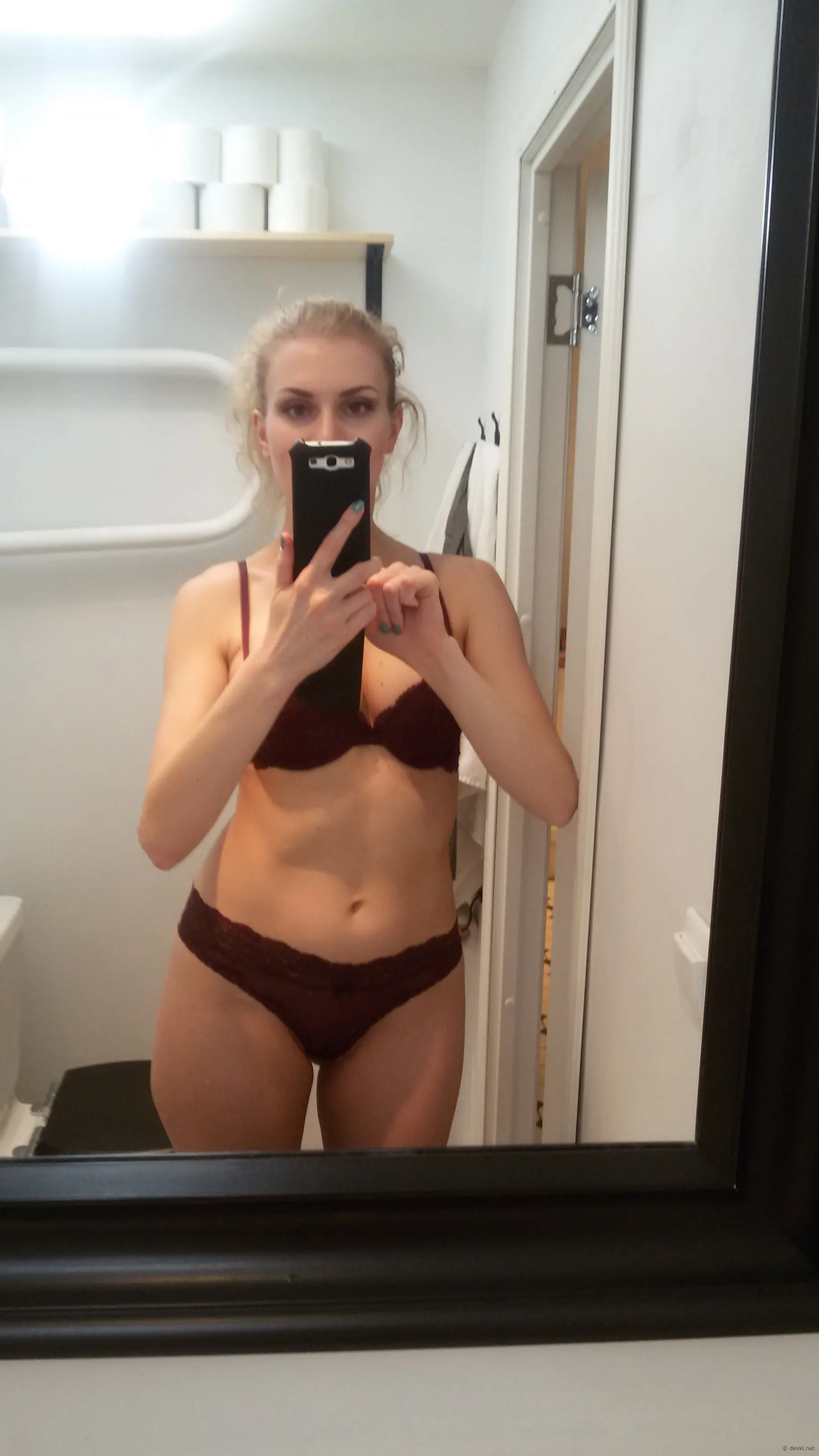 Blonde Bombshell Knows How to Take Sexy Selfies