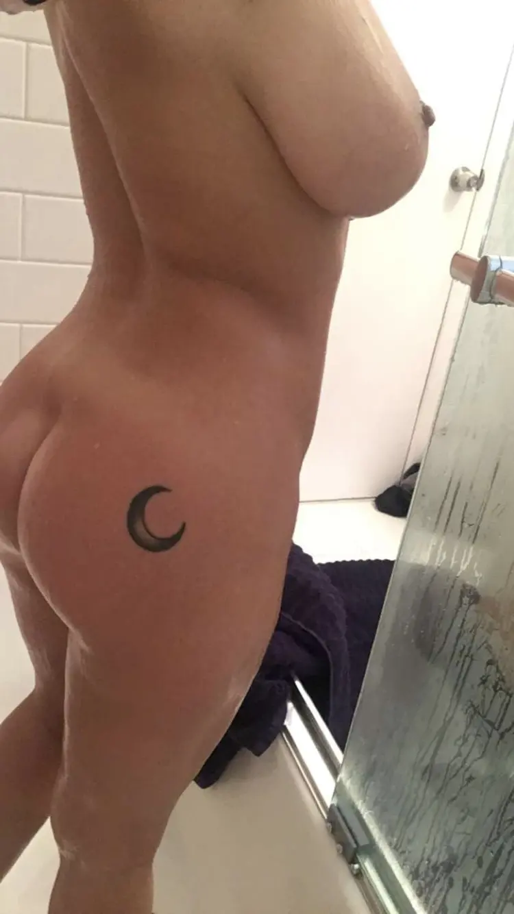 Sexy Slut with Huge Tits Takes Nude Selfies - Explicit Amateur Photos