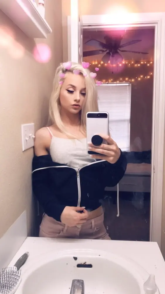 Sexy Blonde Naked Showing Pussy - Explicit Amateur Photo