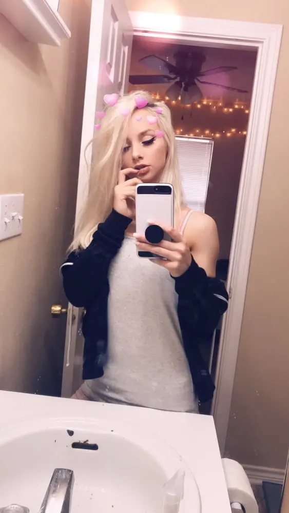 Sexy Blonde Naked Showing Pussy - Explicit Amateur Photo